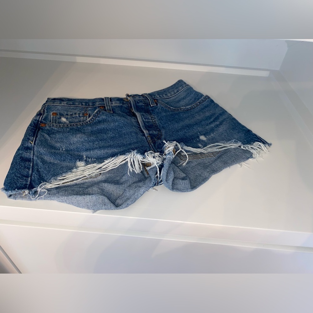 Revolve | Levi’s 501 Original Short - Athen’s Mid Short - Size: 26 - Picture 3 of 6